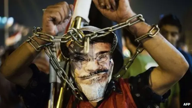 مرسی قول داده بود به اوضاع مصر سر و سامان بدهد، اما مخالفانش می‌گویند که در این کار ناکام بوده است