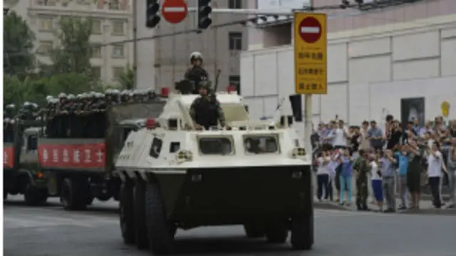 Tuần tra trên đường phố Tân Cương