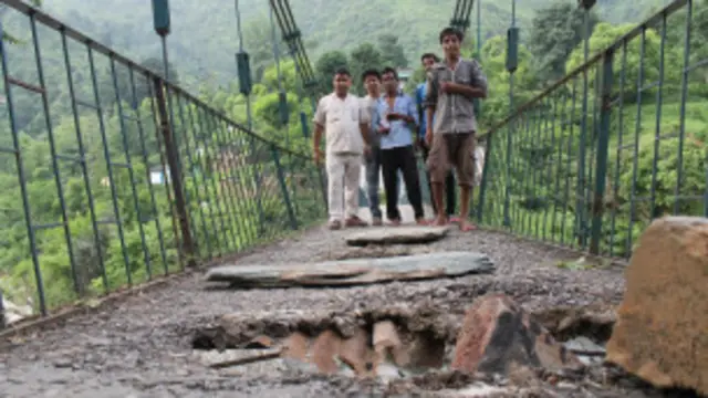 उत्तराखंड में कई सड़क, पुल टूट गए हैं