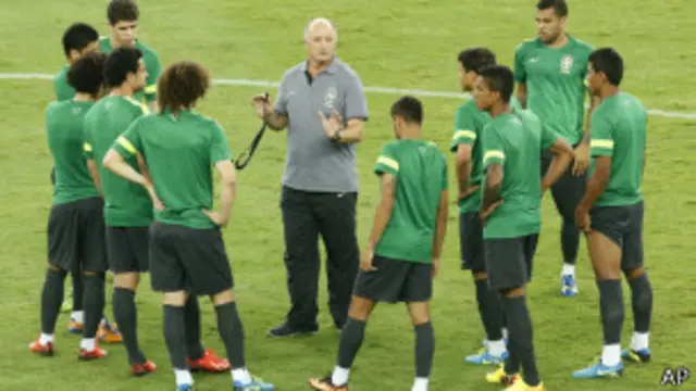 Felipão comanda treino na seleção / Crédito da foto: AP