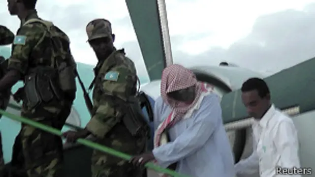 اصطحبت قوات الأمن الشيخ عويس إلى مقديشو