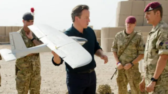 د برتانیا لومړي وزیر د تېرې شنبې په ورځ د هلمند باسټین کمپ کې د برتانوي پوځيانو له کتلو وروسته له ولسمشر حامد کرزي سره ګډ خبري کنفرانس ته خبرې وکړې.