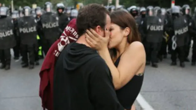 Целующаяся пара