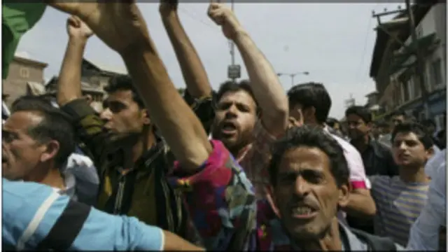 پیر کو سری نگر اور بعض دیگر قصبوں میں جموں کشمیر لبریشن فرنٹ کی کال پر ہڑتال کی گئی