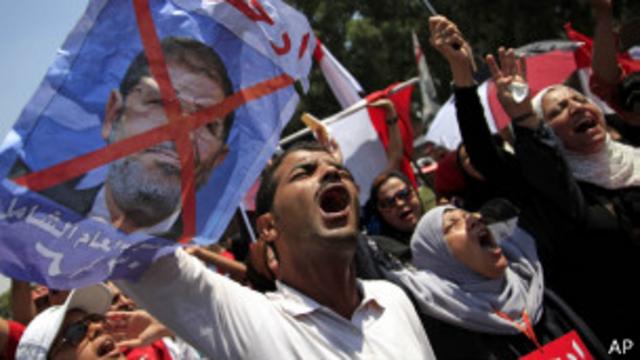 Демонстранты с портретом Мурси