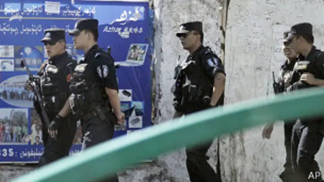 Policías patrullan la región de Xinjiang