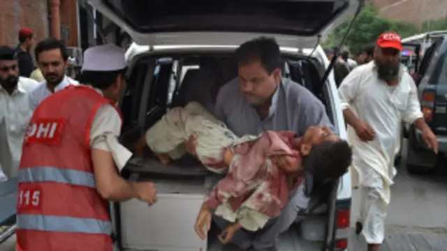 پشاور کے علاقے بڈبھیر میں ہونے والے بم حملے میں کم از کم سترہ افراد ہلاک ہوئے