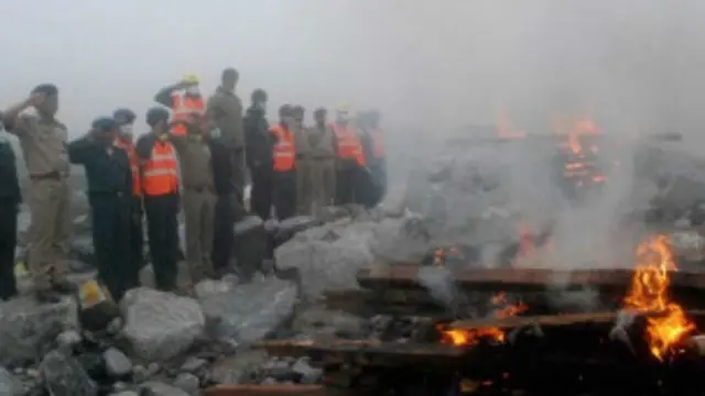 फँसे लोगों को बचाने में हुआ हेलीकाप्टर हादसा 