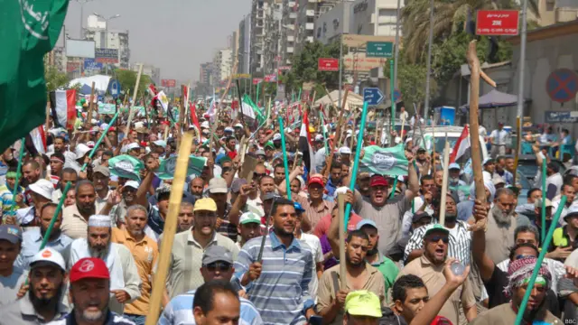 بينما يواصل الآلاف من مؤيدي مرسي اعتصامهم في رابعة العدوية بحي مدينة نصر للتأكيد على دعهم لشرعية الرئيس. 