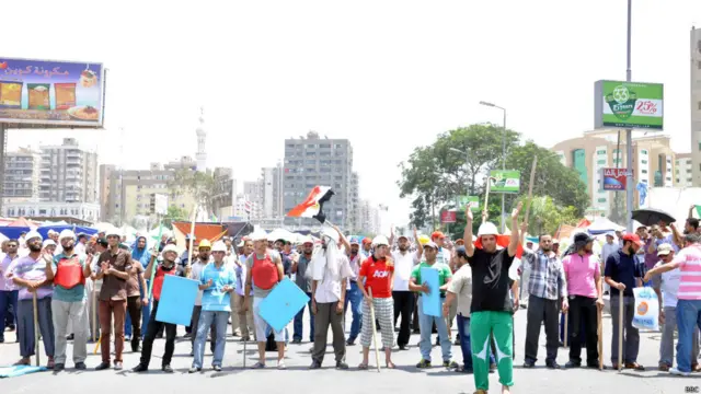 اغلق المتظاهرون المؤيدون للرئيس جميع الشوارع المؤدية لساحة رابعة العدوية التي يعتصمون بها لليوم الثالث على التوالي تحت عنوان"الشرعية خطا أحمر".