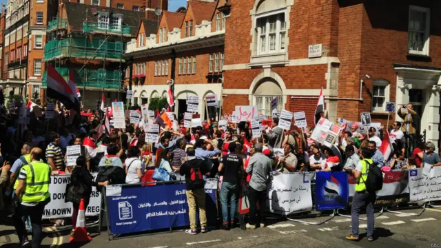 بينما تظاهر العديد أمام السفارة المصرية في لندن، مطالبين بتنحى الرئيس. 