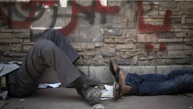 Мисрда иқтидорга келадиган янги раҳбар олдида улкан вазифалар турибди. Ишсизлик ва қашшоқликка барҳам бериш, ижтимоий адолатни қарор топтириш ва фуқаролар эркинлигини таъминлаш шулар жумласидан. Мурсийнинг кетказилиши эса бир нарсани кўрсатмоқда: Ҳусни Муборак қўли остида узоқ йиллар сабр қилган халқ бундан буёғига тезкор ва самимий ислоҳотлар истайди ва бу йўлда ортга қайтмоқчи эмас.