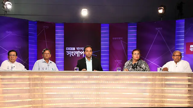 প্যানেল সদস্য বাঁ থেকে: খুলনা জেলা পরিষদ প্রশাসক শেখ হারুন অর রশীদ, শিক্ষাবিদ আনোয়ারুল কাদির, অনুষ্ঠান সঞ্চালক আকবর হোসেন, দৈনিক পূর্বাঞ্চলের ব্যবস্থাপনা সম্পাদক ফেরদৌসী আলী এবং খুলনার নবনির্বাচিত মেয়র মোহাম্মদ মনিরুজ্জামান।