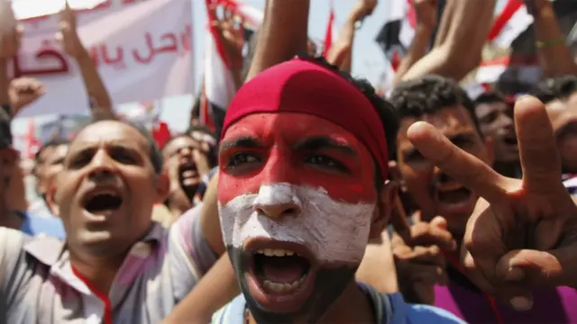 مظاہرین کا مطالبہ ہے کہ محمد مرسی اقتدار سے علیحدہ ہو جائیں اور ملک میں نئے انتخابات منعقد کیے جائیں