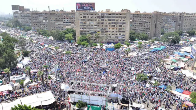 صدر مرسی کے حامیوں نے بھی ان کے حق میں ریلی نکالی۔ یہ منظر قاہرہ کے مضافاتی قصبے میں ایک جلوس کا ہے