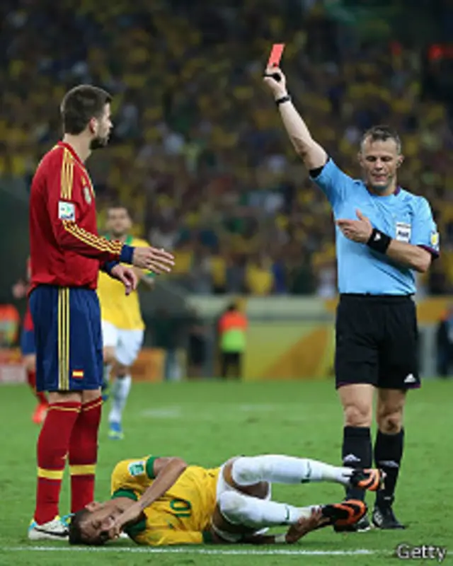 Piqué ve la roja tras falta a Neymar