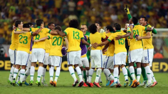 Pemain Brasil rayakan kemenangan
