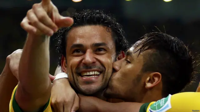 Neymar y Fred celebran 