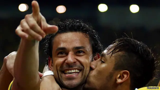 Fred y Neymar celebran