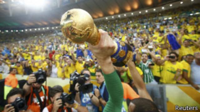 Jogadores brasileiros com a taça da Copa das Confederações no Maracanã | Foto: Reuters