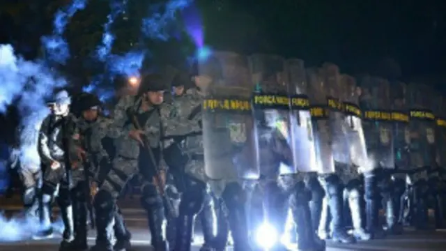 استخدمت الشرطة الغاز المسيل للدموع بعد رمي المحتجين الحجارة والمفرقعات النارية عليهم