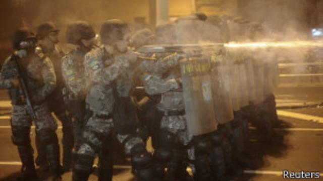 Militares atiram em direção a manifestantes em meio a nuvem de gás lacrimogêneo | Foto: Reuters