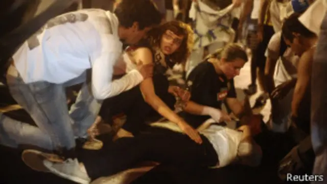 Manifestante passa mal no Rio de Janeiro | Foto: Reuters