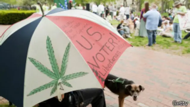 Simpatizante del voto por la legalización de la marihuana en EE.UU.