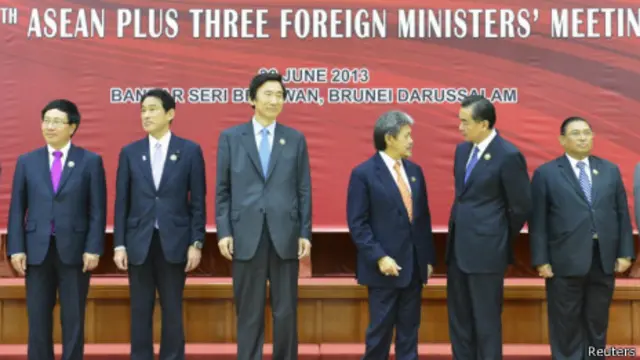 左起:越南外长范平明、日本外相岸田文雄、韩国外长尹炳世、文莱外长穆罕默德亲王、中国外长王毅、缅甸外长吴温那貌伦