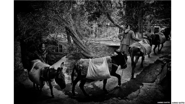 बाल्टिस्तान इलाक़ा भारत-प्रशासित कश्मीर की उत्तरी सीमा पर स्थित है. ये इलाका ज्यादातर पाकिस्तान में पड़ता है जो गिलगित-बाल्टिस्तान स्वायत्त क्षेत्र का हिस्सा है. कैमरामैन ऑर्को दत्तो ने बाल्टिस्तान के भारतीय हिस्से में आम लोगों की ज़िंदगी को अपने कैमरे में क़ैद किया.