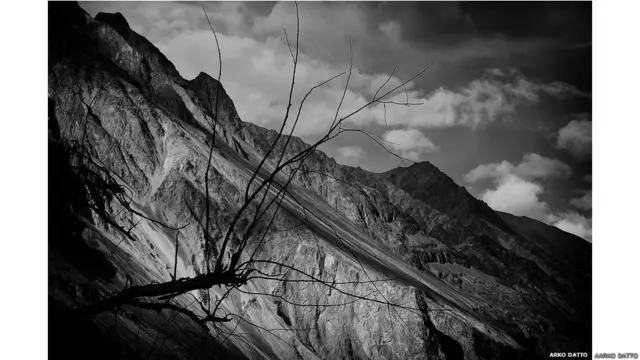 इस भारत प्रशासित हिस्से में जाना पहले लगभग असंभव था. लेकिन 2010 में सरकार ने कुछ गांवों में बाहरी लोगों को जाने की इजाज़त दी. इस इलाके में सिर्फ लद्दाख की नुब्रा घाटी के ज़रिए ही पहुंचा जा सकता है. पहाड़ियों में से दूसरा रास्ता भी तैयार किया जा रहा है.