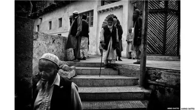 कुछ लोगों ने तुर्तुक गांव को पर्यटकों के लिए खोलने का विरोध भी हुआ है. उनका का मानना है कि इससे गांव को केवल नुकसान होगा. इस तस्वीर में कुछ बाल्टी लोगों को नमाज़ के बाद मस्जिद से बाहर आते देखा जा सकता है.