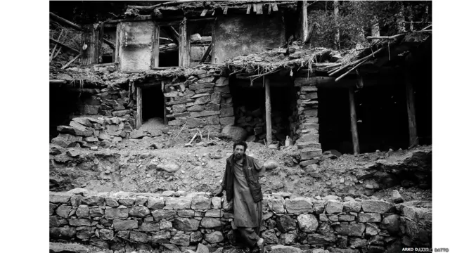 समुदाय के प्रति सहयोग का भाव यहां काफ़ी मज़बूत है. यहां एक व्यक्ति भूस्खलन में बर्बाद अपने घर के सामने खड़ा है. उसका कहना है कि घर बनाने में पूरा गांव उसकी मदद करेगा.