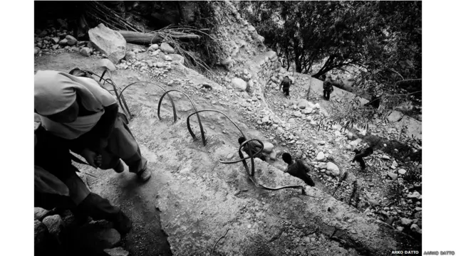 इन में गांवों में जनसंख्या बहुत कम है. इस तस्वीर में बच्चों को स्कूल से वापस घर जाते हुए दिखाया गया है.