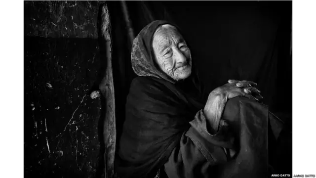 ये महिला गांव के सबसे बुर्ज़ुर्ग लोगों में से एक हैं. इनका जन्म तो पाकिस्तान में हुआ लेकिन बाद में वो भारतीय हिस्से में बस गईं.