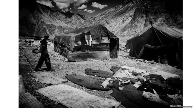 बिहार और पश्चिम बंगाल से आए मजदूरों की मदद से यहां सड़कों के निर्माण और मरम्मत का काम किया जा रहा है.