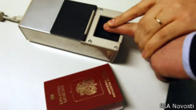 Паспорт с отпечатками пальцев