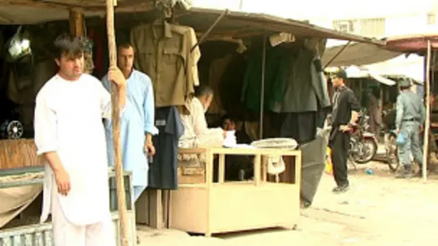 د کابل تور بازار کې د پوځي یونیفورم سربېره د ټولو پوځي رتبو نښانونه هم موندل کېږي.