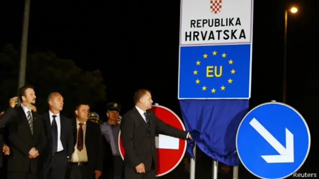 این کشور هنوز به یورو، واحد پول اروپا و ویزای منطقه شنگن نپیوسته است