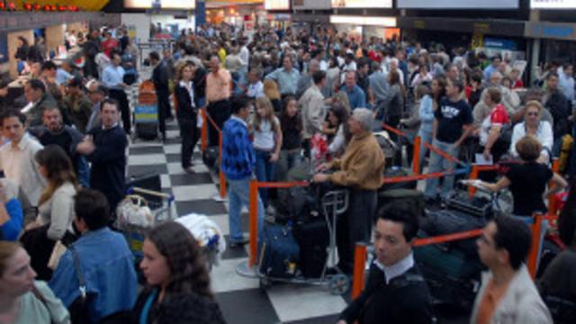 Apesar de poucos voos atrasados ou cancelados, muitas pessoas enfrentaram longas filas nos aeroportos.