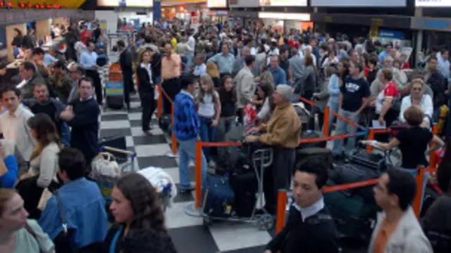 Apesar de poucos voos atrasados ou cancelados, muitas pessoas enfrentaram longas filas nos aeroportos.
