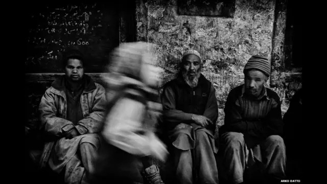 Pobladores de Baltistan afuera de una casa