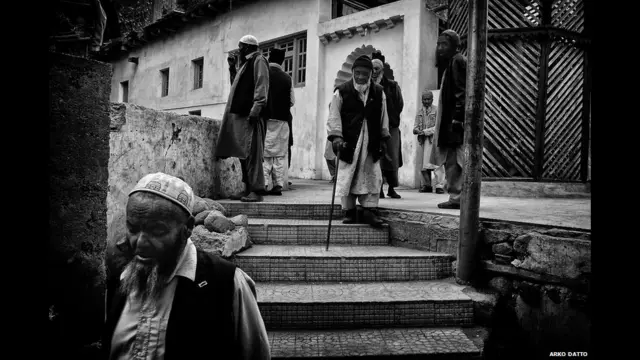 Hombres saliendo de una mezquita
