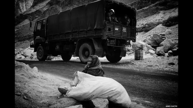 Vehículo militar transitando la zona