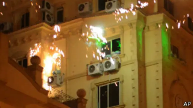 دارالحکومت قاہرہ میں اخوان المسلمین کے صدر دفتر پر مظاہرین میں توڑ پھوڑ کی گئی اور آگ لگا دی گئي