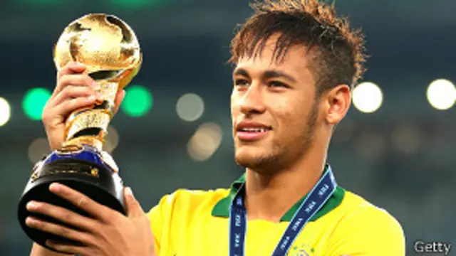 Neymar levanta taça da Copa das Confederações / Crédito da foto: Getty