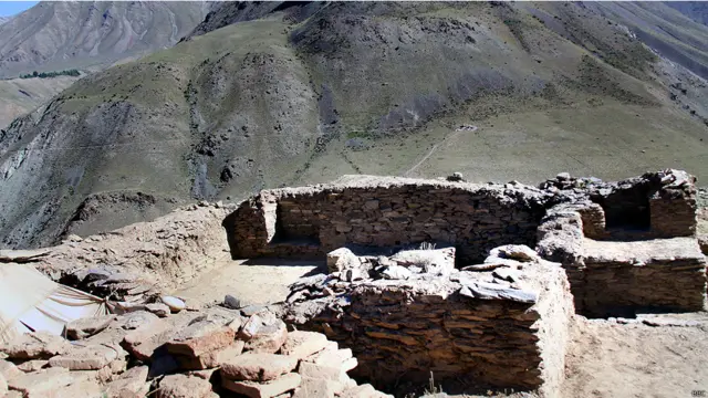 Раскопки Карона. Стены административных зданий.