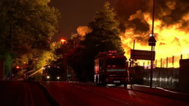 incêndio em fábrica de plástico (foto: BBC)