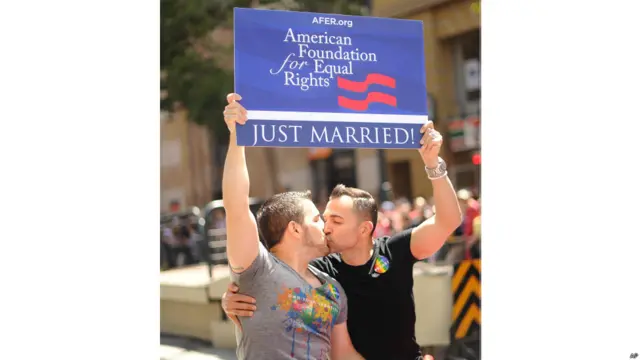 गे परेड, समलैंगिक