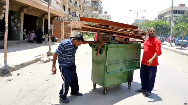 لم يواجه المشاركون في أعمال السلب والنهب أي مقاومة.